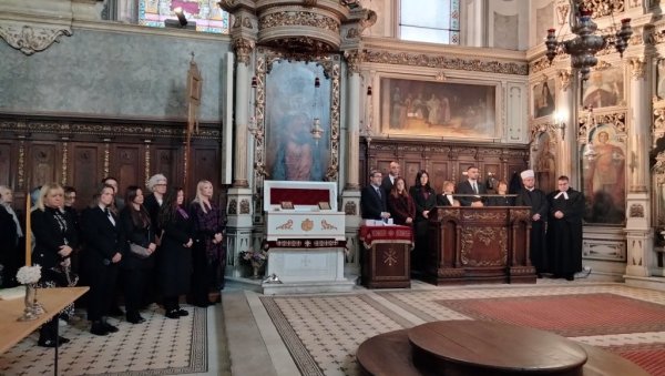 ЛИТУРГИЈА И ПАРАСТОС ЗА 16 ЖРТАВА ТРАГЕДИЈЕ НА ЖЕЛЕЗНИЧКОЈ СТАНИЦИ: Представници покрајинске и градске власти у Саборном храму у Новом Саду ЛИТУРГИЈА И ПАРАСТОС ЗА 16 ЖРТАВА ТРАГЕДИЈЕ НА ЖЕЛЕЗНИЧКОЈ СТАНИЦИ: Представници покрајинске и градске власти у Саборном храму у Новом Саду