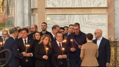 VUČIĆ U HRAMU SVETOG SAVE: Predsednik na pomenu za nastradale u padu nadstrešnice u Novom Sadu VUČIĆ U HRAMU SVETOG SAVE: Predsednik na pomenu za nastradale u padu nadstrešnice u Novom Sadu