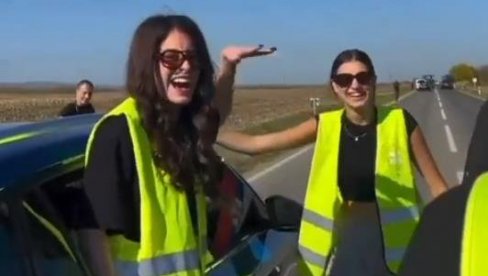 GODIŠNJICA TRAGEDIJE ILI KARAOKE?! Blokaderi tugu pretvorili u veselu šetnju, sećanje na poginule gubi se u pesmi i plesu (VIDEO)