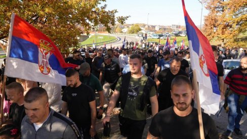 PREŠLI VIŠE OD 200 KILOMETARA PUTA: Srbi sa KiM koji pešače na skup protiv blokada u NS krenuli iz Lipovice ka Beogradu