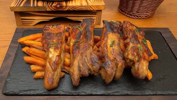 ПИКАНТНА СВИЊСКА РЕБРА НА БАТАТУ: Хрскаво, сочно и пуно укуса ПИКАНТНА СВИЊСКА РЕБРА НА БАТАТУ: Хрскаво, сочно и пуно укуса