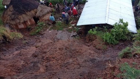 КЕНИЈУ ПОГОДИЛА КАТАСТРОФА: Обилне кише покренуле клизишта, број жртава не престаје расте (ФОТО/ВИДЕО) КЕНИЈУ ПОГОДИЛА КАТАСТРОФА: Обилне кише покренуле клизишта, број жртава не престаје расте (ФОТО/ВИДЕО)