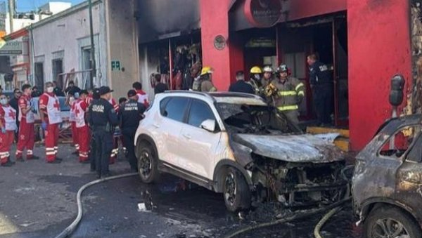 ЕКСПЛОЗИЈА У САМОПОСЛУЗИ У ЕРМОСИЉУ: Погинуле 23 особе, најмање 11 повређених, међу њима и деца (ФОТО/ВИДЕО) ЕКСПЛОЗИЈА У САМОПОСЛУЗИ У ЕРМОСИЉУ: Погинуле 23 особе, најмање 11 повређених, међу њима и деца (ФОТО/ВИДЕО)