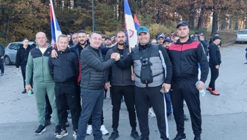 SRBI SA KIM PETI DAN PEŠAČE KA NOVOM SADU: Milanovčani im se pridružuju u znak podrške (FOTO) SRBI SA KIM PETI DAN PEŠAČE KA NOVOM SADU: Milanovčani im se pridružuju u znak podrške (FOTO)