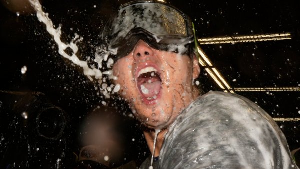 КАО ДА СУ СИШЛИ С УМА: Хиљаде људи усред ноћи истрчало на улице Лос Анђелеса и понашало се - овако (ФОТО) КАО ДА СУ СИШЛИ С УМА: Хиљаде људи усред ноћи истрчало на улице Лос Анђелеса и понашало се - овако (ФОТО)