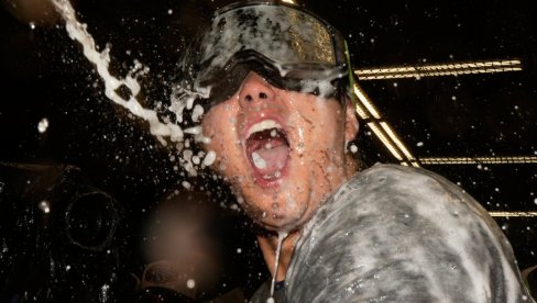 KAO DA SU SIŠLI S UMA: Hiljade ljudi usred noći istrčalo na ulice Los Anđelesa i ponašalo se - ovako (FOTO) KAO DA SU SIŠLI S UMA: Hiljade ljudi usred noći istrčalo na ulice Los Anđelesa i ponašalo se - ovako (FOTO)