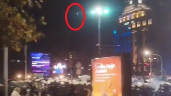 НАСТАВЉА СЕ НАСИЉЕ БЛОКАДЕРА: Стакленим флашама гађају Ћациленд