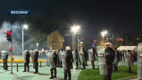 REPORTERKA N1: BLOKADERI SVE VREME UPUĆUJU UVREDE POLICAJCIMA! REPORTERKA N1: BLOKADERI SVE VREME UPUĆUJU UVREDE POLICAJCIMA!