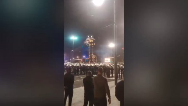 НОВИ СНИМЦИ: Блокадери не престају са нападом на Ћациленд (ВИДЕО)