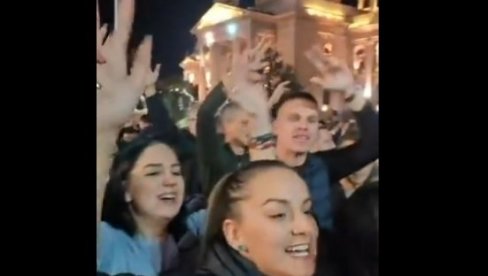 СТИГАО ЈЕ ОДГОВОР ПРИСТОЈНЕ СРБИЈЕ! Они пркосе блокадерима, дигли 3 прста и поносно певају патриотске песме СТИГАО ЈЕ ОДГОВОР ПРИСТОЈНЕ СРБИЈЕ! Они пркосе блокадерима, дигли 3 прста и поносно певају патриотске песме