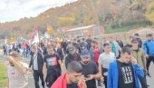 VIJORI SE SRPSKA TROBOJKA UZ PESMU “LAZARICA”: Pešaci sa Kosova i Metohije nastavljaju ka Novom Sadu (VIDEO)