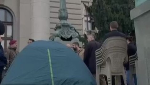 VREĐALI MRDIĆA, PSOVALI MU MAJKU: ZLF napao napao narodnog poslanika koji štrajkuje glađu (VIDEO)