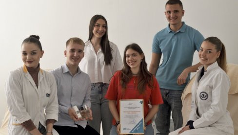 ШКОЛА ГДЕ СВЕ  МИРИШЕ НА УСПЕХ: Престижно признање за тим Фармацеутско-физиотерапеутске