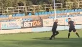UDRI GA, UDRI! Ceo svet gleda i ne veruje šta rade Bosanci na fudbalskoj utakmici (VIDEO)
