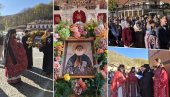 ИКОНА СВЕТОГ СТАРЦА ГАВРИЛА ГРУЗИЈСКОГ СА ДЕЛОМ ЊЕГОВИХ МОШТИЈУ ДОЧЕКАНА У ТУМАНАМА: Велики број верника дошло да се поклони светињи (ФОТО)