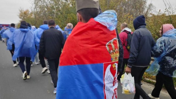 СА ПОНОСОМ НОСИ ШАЈКАЧУ И СРПСКУ ТРОБОЈКУ: Момак из Ивањице на најлепши начин пружио подршку Србима са КиМ (ФОТО)