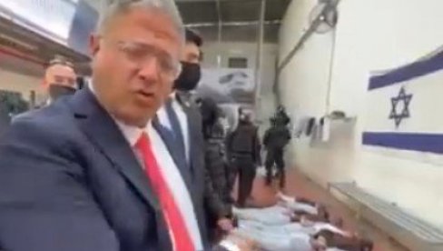 TREBA DA BUDU LIKVIDIRANI Izraelski ministar stoji pored vezanih palestinskih zatvorenika (VIDEO)