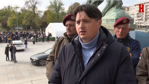 СВЕ ЗА СРБИЈУ, СРБИЈА ЈЕ СВЕТИЊА Угљеша Мрдић наставља са  штрајком глађу испред Скупштине, упркос препоруци да оде у Ургентни центар