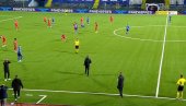 НАЈТУЖНИЈЕ СЦЕНЕ СРПСКОГ ФУДБАЛА: Играчи оба клуба остали у шоку када је током меча умро тренер Радничког (ФОТО)