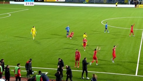 БРЗО! ПОМАГАЈТЕ! Драматичне сцене на терену и трагичан исход - играчи звали хитну помоћ кад је позлило тренеру Радничког Младену Жижовићу