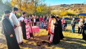 СЛОЖНИ МЕШТАНИ НАЈМАЊЕГ ПАРАЋИНСКОГ СЕЛА ЗАПОЧЕЛИ ИЗГРАДЊУ ЦРКВЕ   Радост у Голубовцу