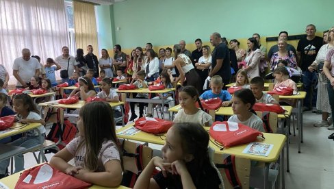 ПОЧЕЛА ШКОЛСКА ГОДИНА: У Бору сви основци добили бесплатне уџбенике