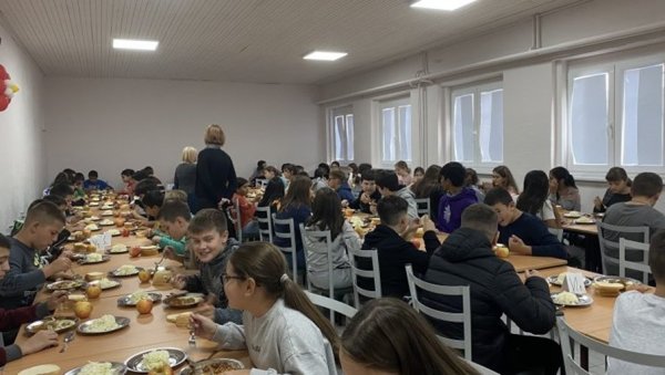 ЗАЈЕДНИЧКИ СТО ЗА СВЕ ОСНОВЦЕ: Бор први град у Србији са бесплатном ужином