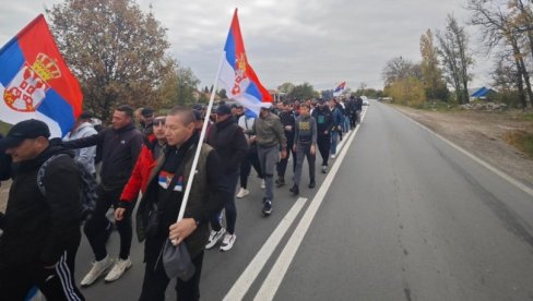 УЗ ПЕСМЕ СА КОСМЕТА, ТРОБОЈКЕ И ШАЈКАЧУ: Група Срба са КиМ наставила пут пешице ка Новом Саду, тренутно их је више од 160 (ВИДЕО)