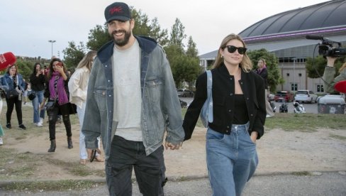 ПИКЕ УЖИВА У ЉУБАВИ СА 12 ГОДИНА МЛАЂОМ КЛАРОМ: Дематовали гласине о раскиду, заљубљенији него икада (ФОТО)