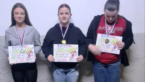 СПОРТСКО СТРЕЉАШТВО У ПАРАЋИНУ: Средњошколци из града на Црници одлични стрелци