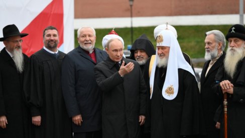 SVEČANO U MOSKVI: Putin položio cveće na spomenik Minjinu i Požarskom povodom Dana nacionalnog jedinstva (VIDEO)