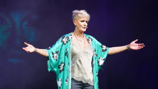 ЛЕКЦИЈЕ ДА СЕ КРОЗ ЖИВОТНЕ ПРОМЕНЕ ИДЕ ЛАКШЕ: Тијана Дапчевић одржала час који је посветила женама (ФОТО)