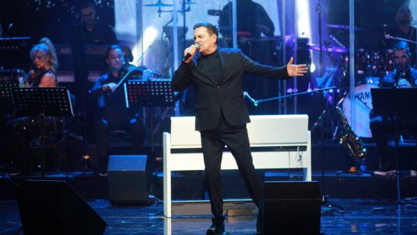 СПОТ СНИМАО НА КОНЦЕРТУ: Драган Којић Кеба у неочекиваном издању са маскама (ФОТО)