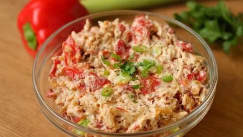 ПОСНА САЛАТА СА ПЕЧЕНОМ ПАПРИКОМ: Кремаста, укусна и освежавајућа!