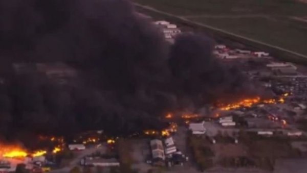 СРУШИО СЕ АВИОН НАКОН ПОЛЕТАЊА: Букти огроман пожар, издата забрана кретања - Тешка несрећа у Америци (ВИДЕО)