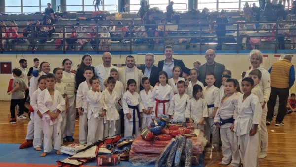 МАЛИ САЈАМ СПОРТА У СЕЧЊУ: Стигла вредна опрема спортским клубовима