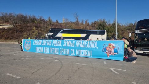САЊАМ ЗВЕЧАН РОДНИ, ЗЕМЉУ ПРАДЕДОВА... Новосађани кренули у Београд да дочекају браћу са Косова и Метохије (ФОТО)