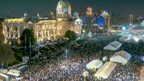 SRBI SA KiM ISPRED SKUPŠTINE! Dočekalo ih skoro 50.000 građana - veličanstveni prizori (FOTO/VIDEO))