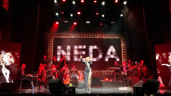 ОДИШЕ ГЛАМУРОМ: Неда Украден блиста у елегантној тоалети (ФОТО)