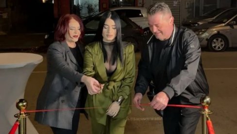 SVE JE NA MENI PRIRODNO: Zorana Mićanović otvorila salon lepope, pa sa ocem i maćehom presekla crvenu traku (FOTO)