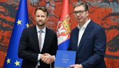 VUČIĆ SA BEKERATOM: Ambasador EU uručio predsedniku godišnji Izveštaj EK o napretku Srbije (VIDEO)