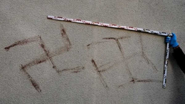 КРВЉУ ЦРТАЛИ СВАСТИКЕ ПО АУТОМОБИЛИМА И ЗИДОВИМА: Узнемирујуће слике стижу из Немачке
