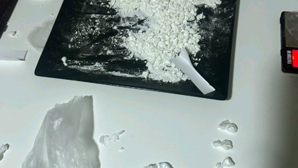 АКЦИЈЕ ПОЛИЦИЈЕ У КРАГУЈЕВЦУ И НИШУ: Заплњено скоро два килограма кокаина и више од 100 кг марихуане (ФОТО)