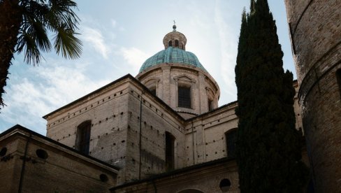 CRKVE U EVROPI UVODE FISKALNE KASE: Građani mogu da plaćaju i karticom