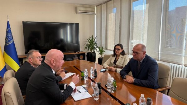 МИНИСТАР ПОПОВИЋ У ТУЗЛИ ИЗРАЗИО САУЧЕШЋЕ: Понудио помоћ Србије поводом трагедије у Дому пензионера