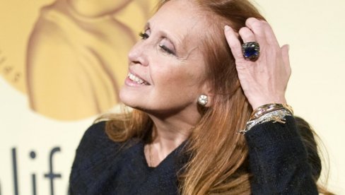 PRVI PUT SE UDALA SA 18, DRUGOG MUŽA UPOZNALA U ZATVORU:  Neverovatan život žene za čijim knjigama je ludela cela planeta