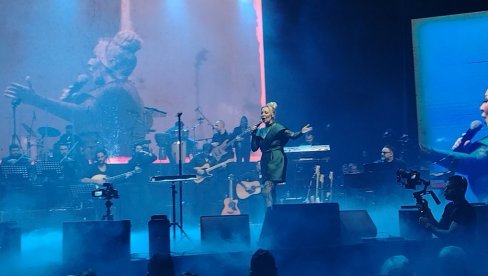 НАШЕ МАЛО И ВЕЛИКО СЛАВЉЕ: Ивана Селаков на првом солистичком концерту прославља два јубилеја - Круна моје каријере и рођендан (ФОТО)