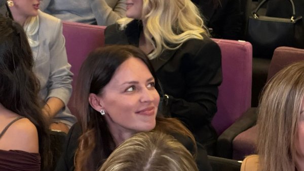 УДОВИЦА ДАРКА РАДОВАНОВИЋА ПРВИ ПУТ У ЈАВНОСТИ: Прелепа Маја у црнини дошла са ћерком на концерт Иване Селаков (ФОТО)