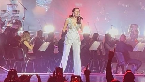 ЗАХВАЛИЛА СЕ И ЗАПАЛИЛА МАСУ: Емина Јаховић одржала велики концерт, а на почетку вечери се емотивно обратила публици (ФОТО)