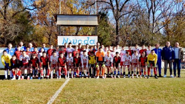 СТАДИОН МИРКО ВУЧУРЕВИЋ У БОЈАМА ФУДБАЛА: Селективни тренинг ФС Војводине за генерације 2012. и 2013.